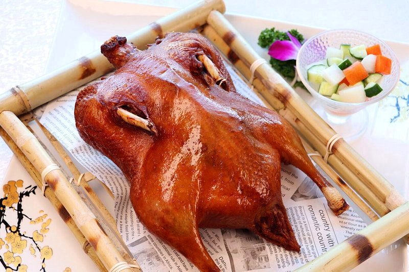 山頂脆皮香酥鴨——圖／山頂會館景觀餐廳提供