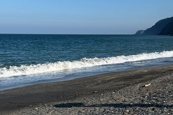 內埤海灘｜浪花拍岸的沙灘秘境