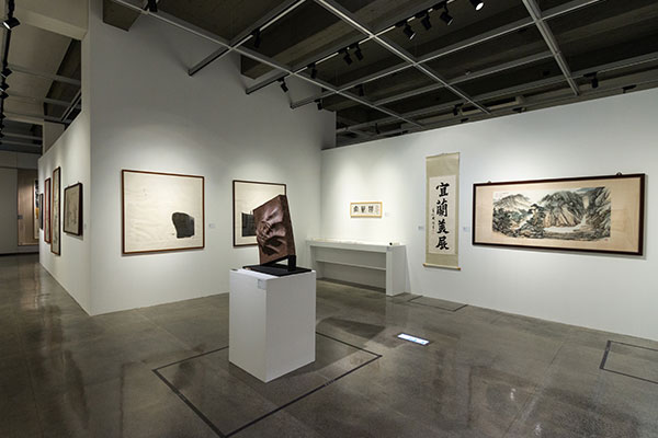 宜蘭美術館的展覽空間，牆上掛著書畫作品
