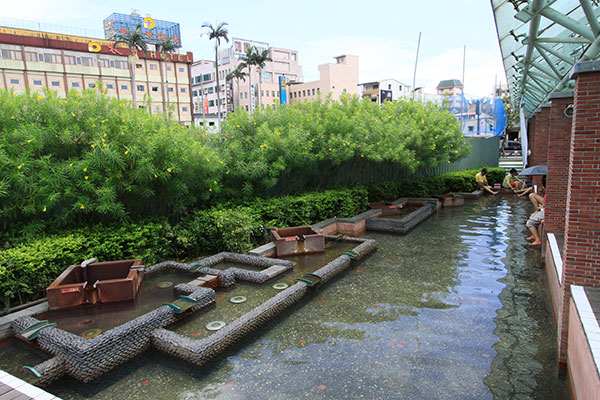 湯圍溝公園長輩泡腳的悠閒時光